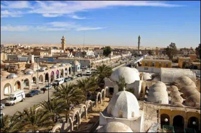 Quelle est cette ville d'Algérie située au nord du Sahara, capitale de la région du Souf, surnommée "la ville aux mille coupoles" ?