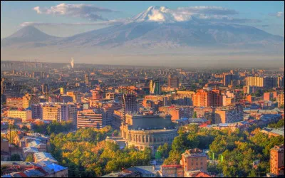 Quelle est cette ville, capitale de l'Arménie, principal centre industriel, commercial et culturel du pays ?