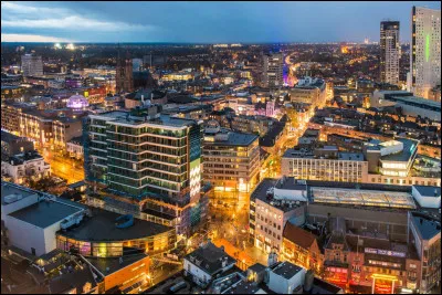 Quelle est cette ville des Pays-Bas situé dans le Brabant, siège social du constructeur de camions DAF ?