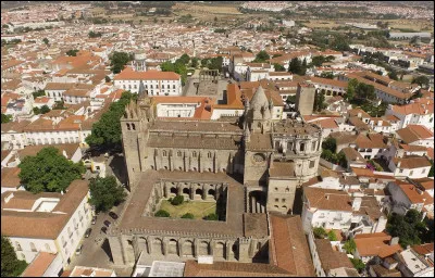 Quelle est cette ville du Portugal, célèbre pour son centre historique avec de nombreux palais médiévaux et Renaissance ?