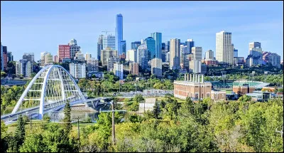 Quelle est cette ville, capitale de l'Alberta, province du Canada qui abrite le deuxième plus grand centre commercial d'Amérique du Nord ?