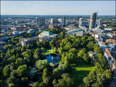 Quelle est cette ville de la Ruhr en Allemagne qui accueille treize sièges sociaux des plus grandes sociétés allemandes dont TyssenKrupp, Aldi et Médion ?