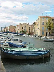 A l'ouest de Marseille, on y trouve Marignane , Martigues et Fos :