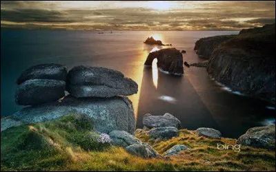 Sous laquelle de ces mers un tunnel relie-t-il la France à l'Angleterre ?