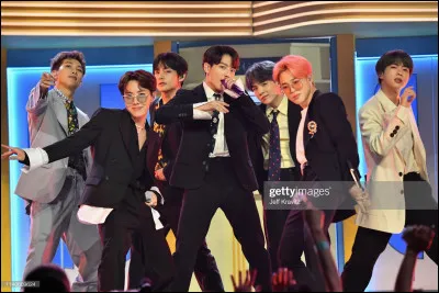 À leurs débuts, un temps considérable a été consacré à essayer de se faire une place dans un monde où la ... est acharnée et où les étoiles montantes de la kpop ne sont rarement que chanteurs mais aussi danseurs, mannequins, acteurs et personnalités de la télé.