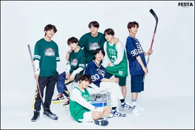 Avec moins de succès commercial en ... que son prédécesseur (la chanson s'est à peine placée dans le Top 50 du classement Gaon des singles numériques), la dynamique de « Dope » n'en a pas moins fait une des préférées des fans.