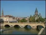 Ville de l'est de la France, possde des vestiges romains, fut capitale de l'Austrasie sous les Mrovingiens et occupe par les Allemands de 1871  1918 et de 1940  1944. C'est...