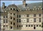 Quelle est cette ville des bords de Loire, rsidence favorite des rois de France au XVIe sicle. Le chteau construit ou remani du XIIIe sicle au XVIe sicle, trs restaur au XIXe sicle ?
