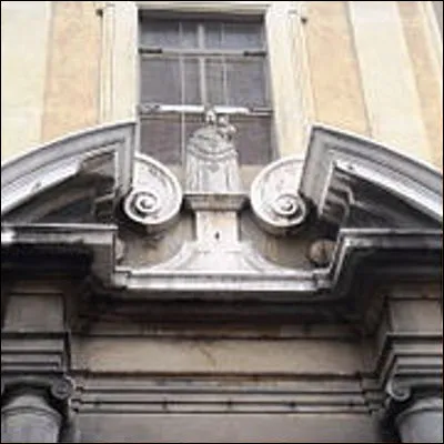 Dans quel sport joue-t-on face &agrave; un fronton ?