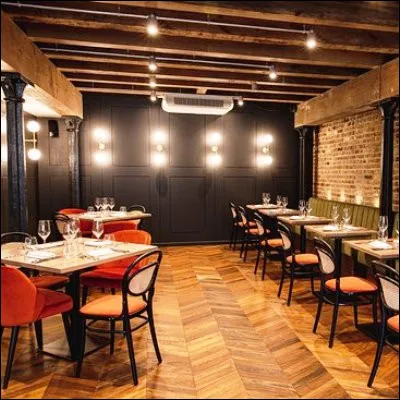 Dans un restaurant, quel mets est propos&eacute; en dehors de la carte ?