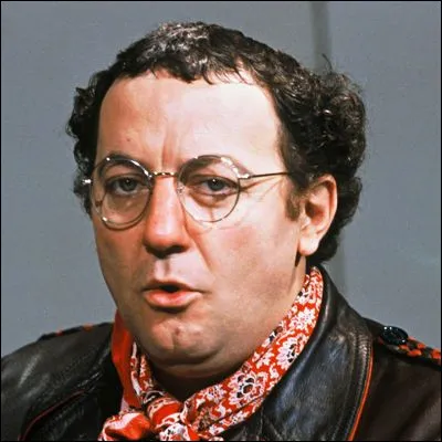 Quel groupe musical compte dans ses membres fondateurs Yves Montand et Coluche ?