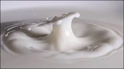 Quel atome se révèle moins présent dans le sang lors d'une fièvre de lait ?