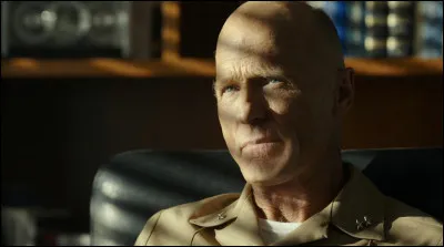 Qui est ce vieil homme, à l'allure plutôt sévère ?