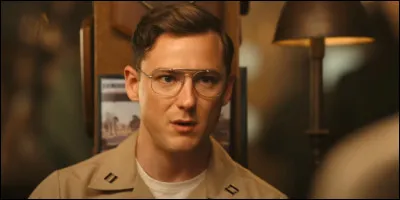 Comment se nomme ce jeune homme, victime des moqueries de Jake ?