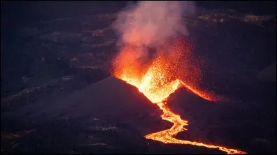 Le Piton de la Fournaise est un volcan situ&eacute; :