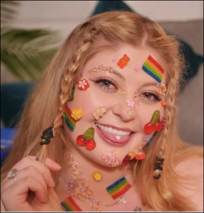 Qui est cette youtubeuse ?