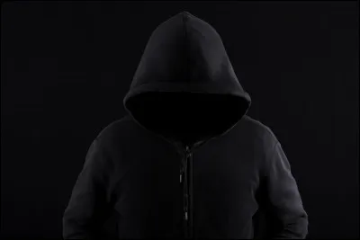 Tu as choisi ta porte. Tu l'ouvres et plonges dans l'univers...
Maintenant, un homme étrange te demande de le suivre. Quelle est ta réaction ?