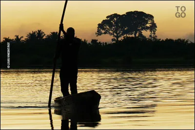 Sachant que le fleuve africain Mono prend sa source au Togo, quel autre pays traverse-t-il ?