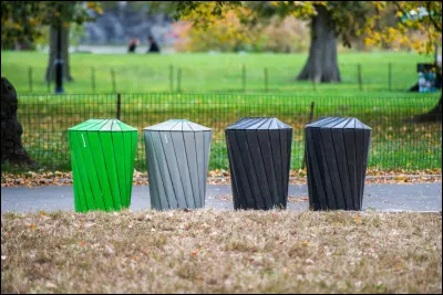 Il existe une rue Eugène Poubelle dans le 16e arrondissement de Paris :