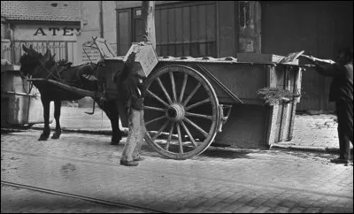 La sépulture d'Eugène Poubelle se trouve dans la ville de :