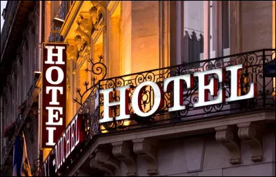 Tu optes pour l'hôtel, et puis les prix sont abordables pour la semaine. Tu entres à la réception, quand tu te rends compte que tu n'as pas ton sac ! Que dis-tu à la réception ?