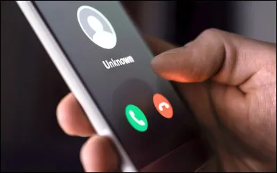 Avant de partir vers la capitale de la mode, qui comptes-tu appeler pour les informer de ton voyage ?