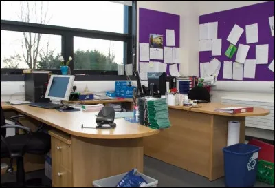 Le capitaine dispose pour diriger cette caserne d'un bureau. Une secrétaire l'aide dans les tâches administratives. Comme par exemple :