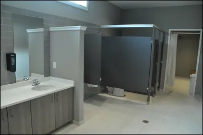 Les membres de la caserne peuvent se "soulager" ici. Ce sont...