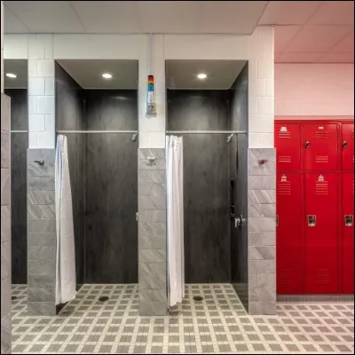 Ils passent d'une tenue de sport à celle de leur uniforme en quelques secondes dans cette salle. De même, en faisant du sport ou en sortant d'une intervention, la plupart des pompiers sont en sueur et ont besoin de prendre une douche dans...