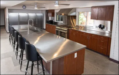 Pour pouvoir se restaurer, ils doivent eux-mêmes préparer le repas dans la...