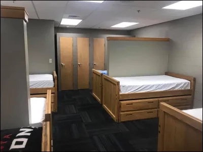 Il faut bien un endroit où le personnel de garde puisse dormir un peu pour être en pleine forme ensuite ! Quel est donc cette pièce ?