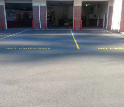 Visitons l'extérieur à présent, les engins de secours sont soigneusement stationnés à l'intérieur de la...