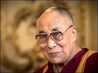 ''Tout l'univers dans un atome : Science et bouddhisme, une invitation au dialogue'' est un essai du 14e dalaï-lama. Où vit-il en exil depuis 60 ans ?