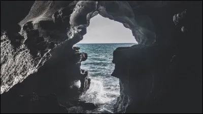 Pour finir, voici la fille de Déméter, déesse des souterrains depuis qu’elle s’est fait capturer par Hadès, le dieu des Enfers.