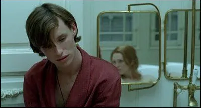 Comment s'appelle l'acte d'une personne qui tue sa mère ?