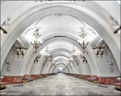 Sous quel courant artistique furent bâties de nombreuses stations - principalement les plus anciennes - ? Exemple sur l'image ci-dessus, montrant la station Arbatskaïa.