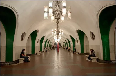 La majorité de l'histoire du roman "Métro 2033", véritable best-seller en Russie, adapté par la suite en jeu-vidéo se situe dans le métro de Moscou. Dans quelle station le personnage principal, Artyom, a-t-il vécu ? (Ladite station sur l'image ci-dessus)