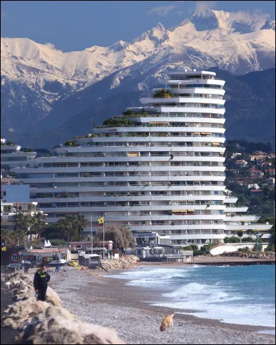 Cette gigantesque construction s'appelle Marina Baie des anges. Où a-t-elle été édifiée ?