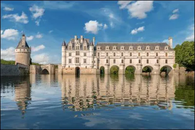 Quelle abbaye se trouve à Saint-Benoît-sur-Loire ?
