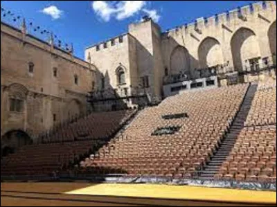 La cour d'honneur du Palais des papes est le premier, le plus prestigieux et le plus embl&eacute;matique lieu d'un festival de quoi ?