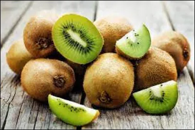 De quelle couleur est l'extérieur d'un kiwi ?