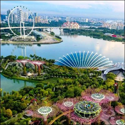 Quelle ligne imaginaire passe &agrave; un degr&eacute; de la ville de Singapour ?