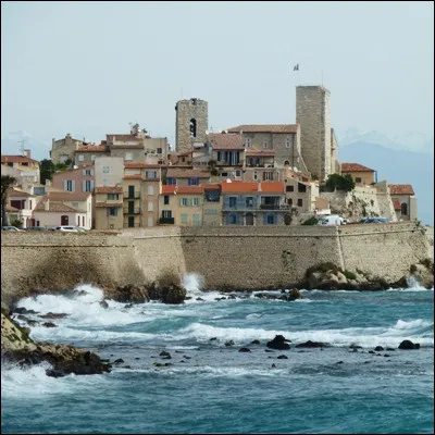 Sur quelle c&ocirc;te fran&ccedil;aise nomm&eacute;e en 1887 se trouve la ville d�Antibes ?