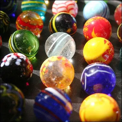 Quelle vari&eacute;t&eacute; de calc&eacute;doine, qui doit son nom &agrave; une rivi&egrave;re sicilienne, donne son nom &agrave; des billes de jeu ?