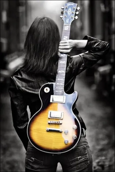 Qui interprétait les paroles "J'ai pleuré sur ma guitare, en chantant notre histoire" ?