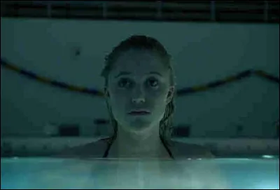 Au début du film, la fille réussit à semer l'entité.