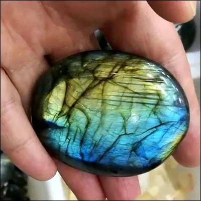 La labradorite est une pierre qui favorise