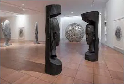 Quel musée d'art moderne a rouvert ses portes le 1er janvier 2000, après 27 mois de travaux ?