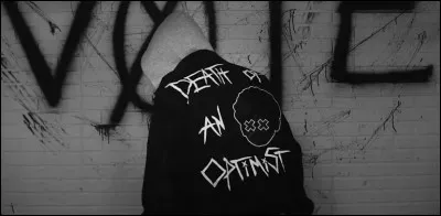 Comment s'appelle le batteur qui l'accompagne en concert ?