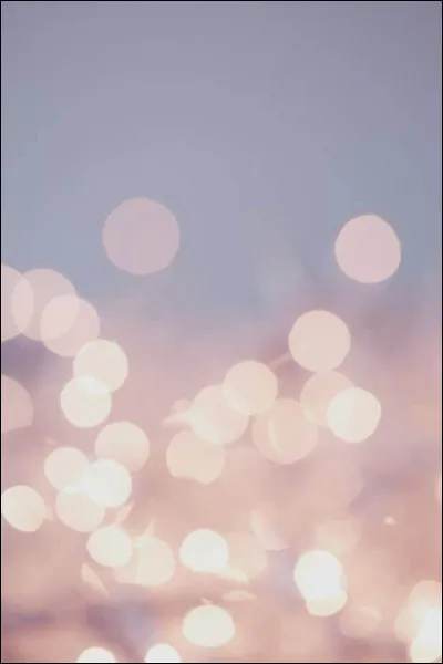 Lui dit un jour qu'elle se __ prête pour faire un pas en avant, et lui, fier de ses affaires, l'allonge sur le divan...